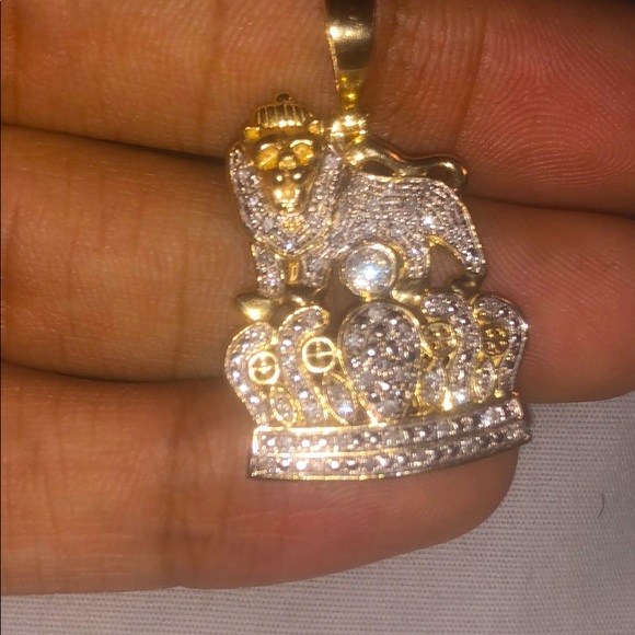 Vs diamond lion standing on crown pendant - Picture 2 of 2